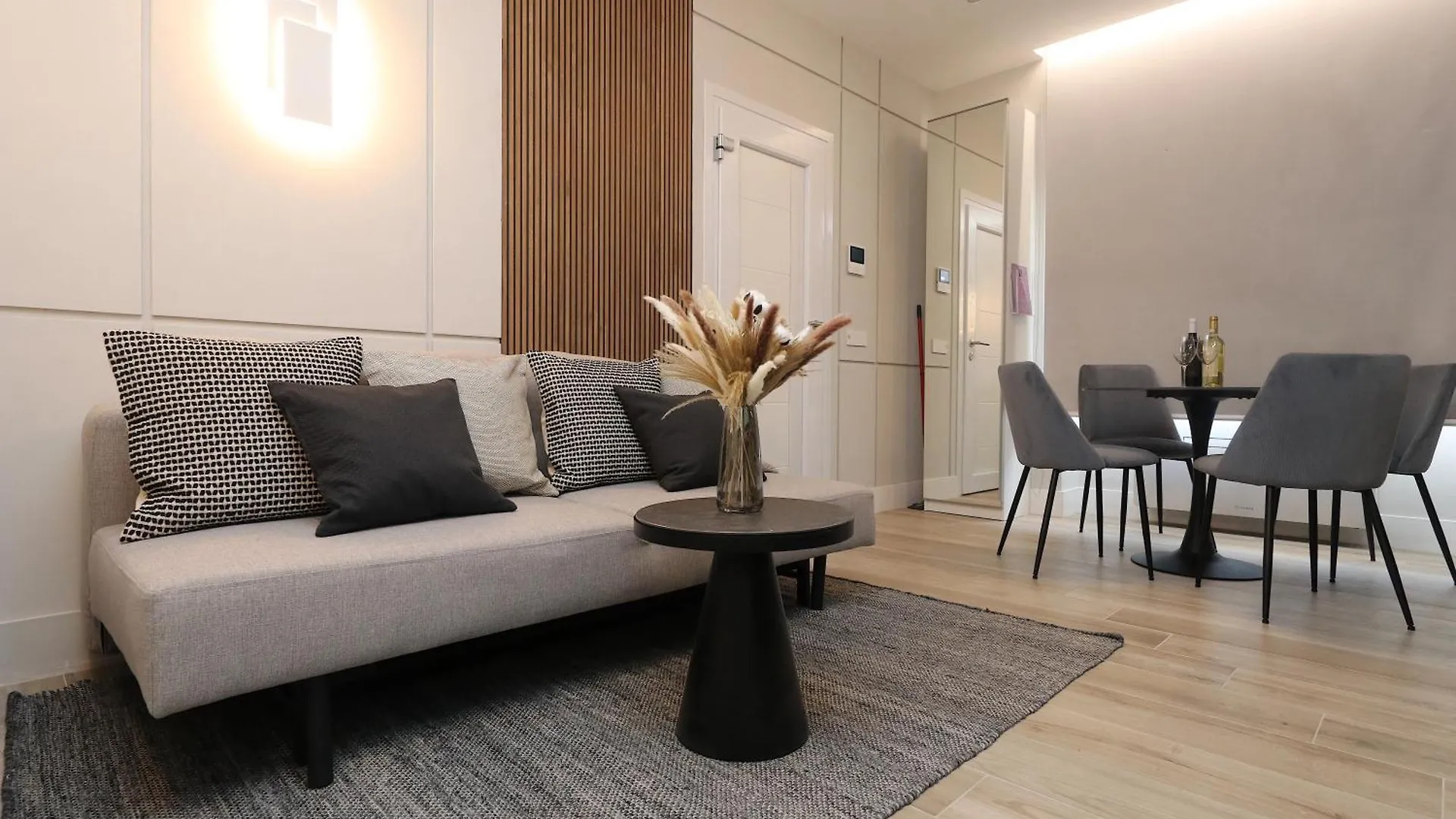Apartament Charming & Luxe Gem-Old Town- Suite Garibaldi - Fully Equipped & Renovated Olbia